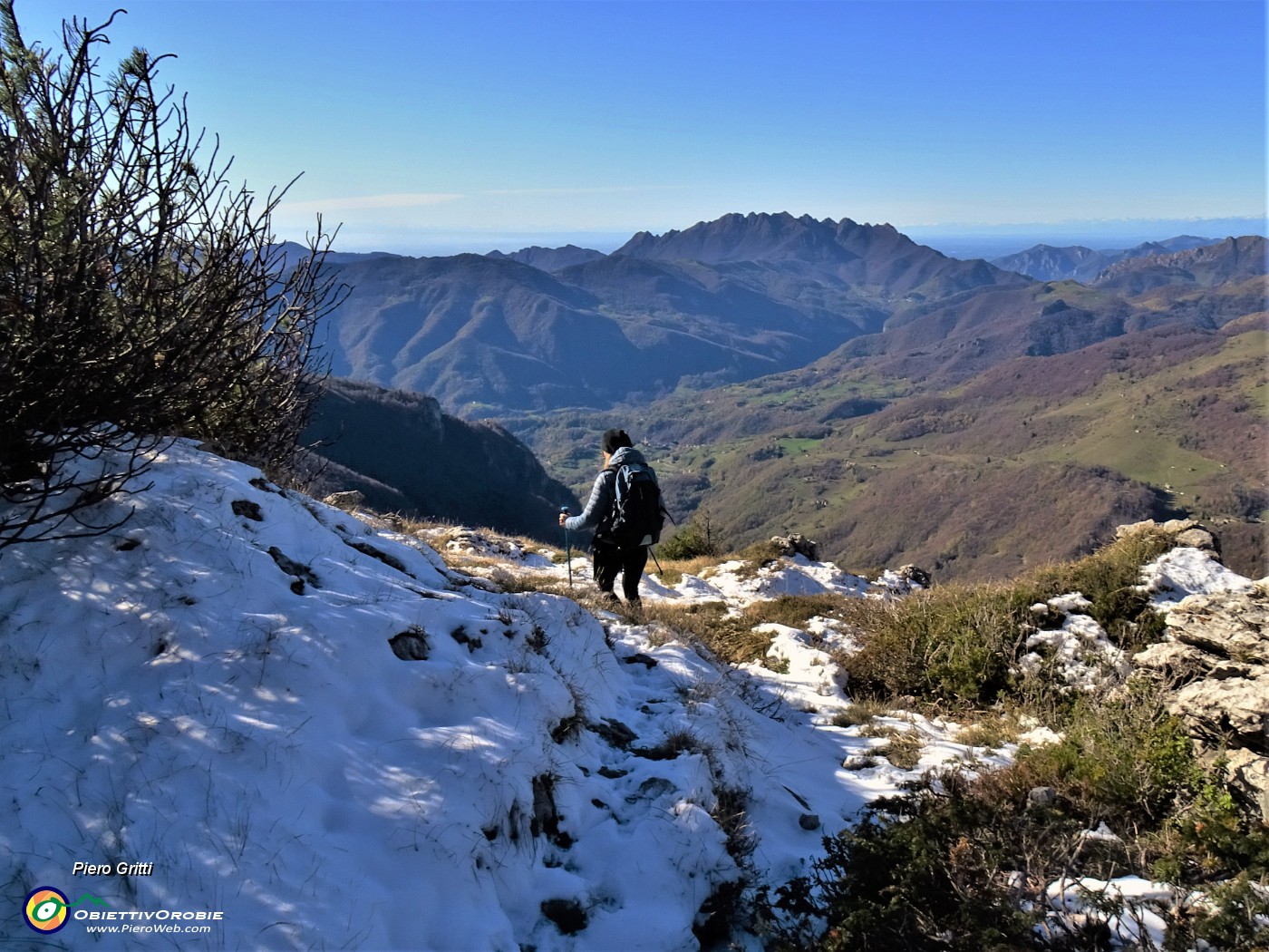 63 Scendiamo non dal sentiero di salita, ma sulla linea del costone sud del Venturosa con vista in Resegone e pestando neve.JPG